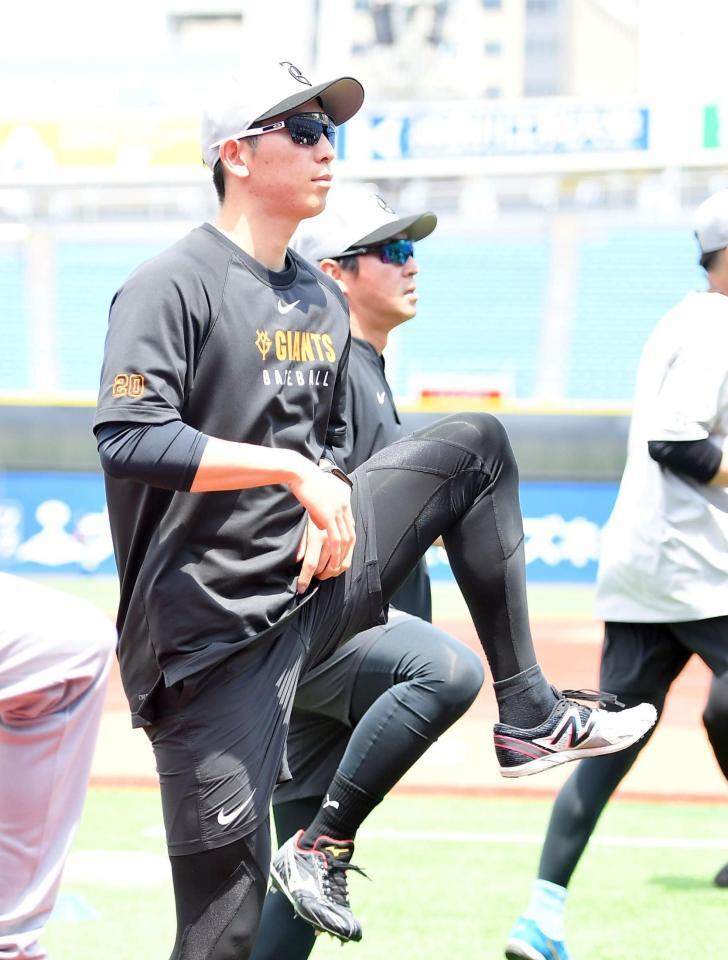 　練習でアップする戸郷（撮影・開出牧）