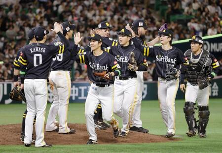 　ロッテに３連勝しタッチを交わすソフトバンクナイン