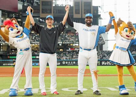 　笑顔でポーズを決める達（左）とレイエス（撮影・中島達哉）