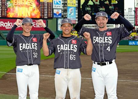 　笑顔でポーズをとる（左から）中島、堀内、阿部