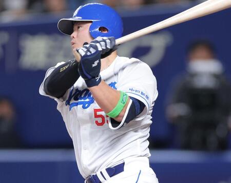 中日　細川成也がアクシデントで途中交代　五回の走塁中に右太もも裏を押さえて苦悶の表情