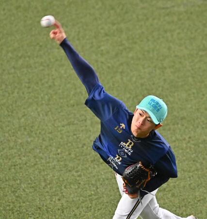 　１軍に合流しキャッチボールする山岡（撮影・西田忠信）