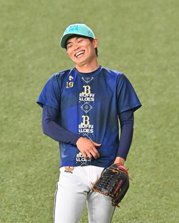 　練習中に笑顔を見せる山岡（撮影・西田忠信）