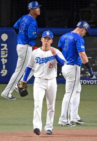 　４回、山本の左前打でオースティン（右）、蝦名（左）の生還を許した金丸