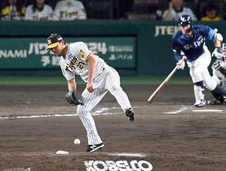 　山野辺（奥）の打球が伊藤将を強襲する＝２０２４年６月