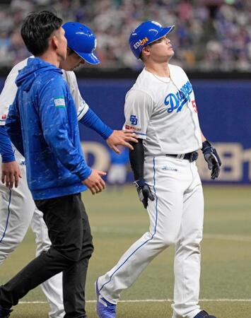 　５回、遊ゴロに倒れ右脚を気にする細川（右）