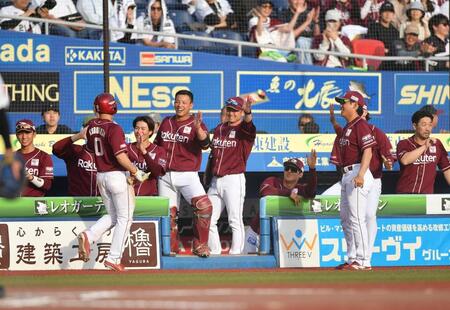 　６回、遊撃手・小川のフィルダースチョイスで三塁から勝ち越しのホームに滑り込みナインとタッチを交わす小深田（左手前）＝撮影・開出牧