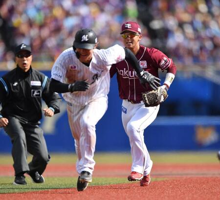 　１回、けん制で飛び出した藤原（手前）を挟殺プレーでアウトにする宗山（撮影・開出牧）