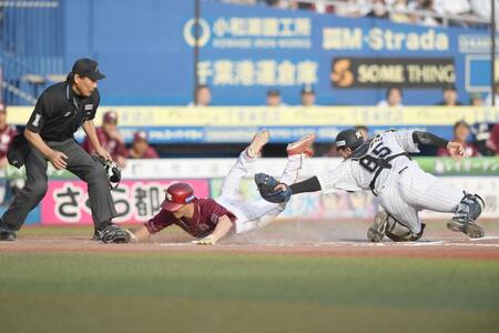 　６回、遊撃手・小川のフィルダースチョイスで三塁から勝ち越しのホームに滑り込む小深田（左）。捕手・寺地（撮影・開出牧）