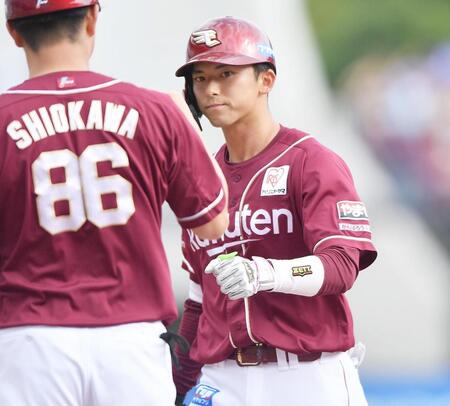 　３回、先制の左前適時打を放ち塩川コーチ（左）とタッチを交わす宗山（撮影・開出牧）
