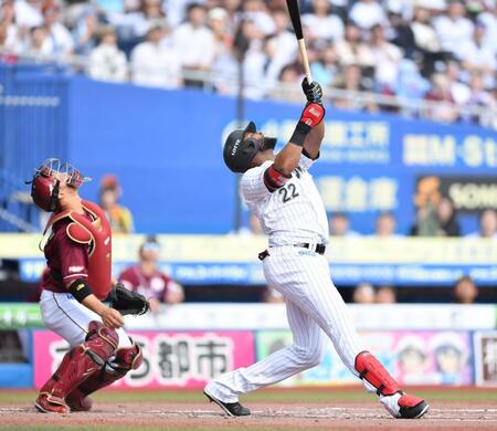 　２回、捕邪飛に倒れたポランコ（右）。捕手・堀内（撮影・開出牧）