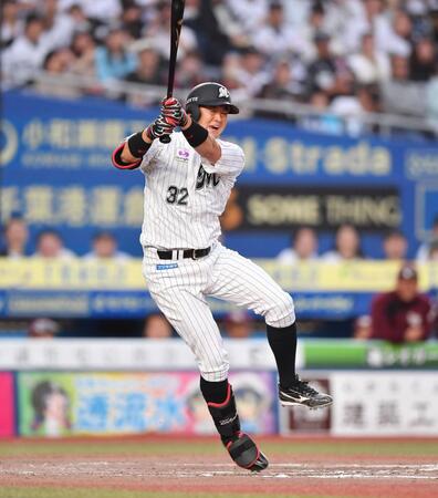 　８回、空振り三振に倒れた代打・佐藤（撮影・開出牧）