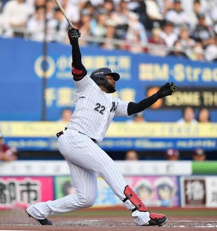 　７回、空振り三振に倒れたポランコ（撮影・開出牧）