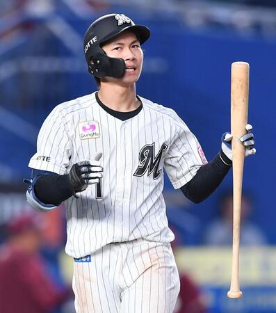 　９回、空振り三振に倒れ悔しさをにじませる藤原（撮影・開出牧）