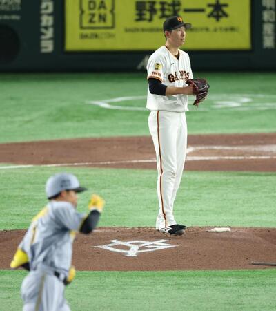 　４回、森下（手前）に同点ソロを浴びる戸郷（撮影・金田祐二）