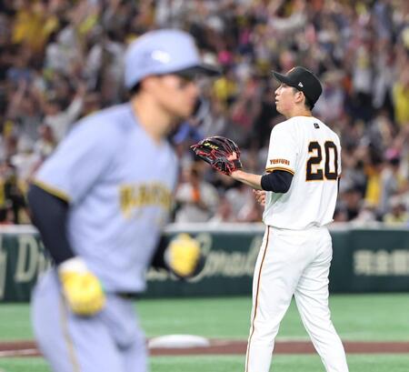 　４回、森下（左）に同点ソロを浴びた戸郷　