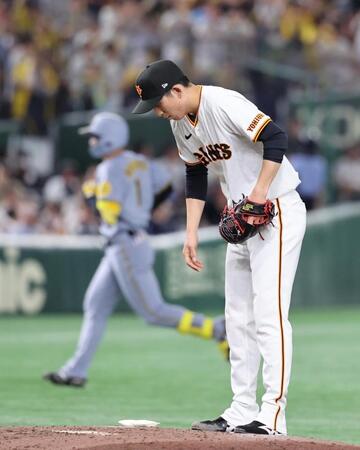 　４回、森下（左）に同点ソロを浴びた戸郷