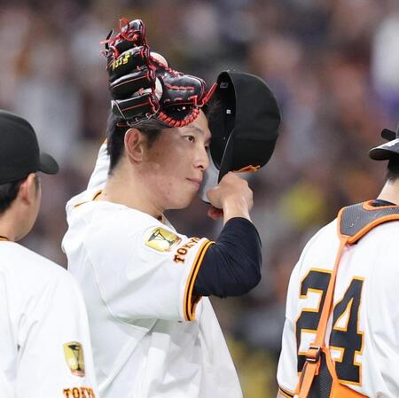 　６回、マウンドに集まる戸郷ら巨人ナイン