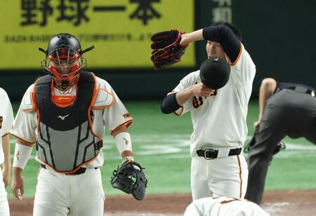 　６回、勝ち越しを許し厳しい表情の戸郷（右）、大城卓のバッテリー（撮影・金田祐二）