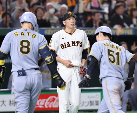 　６回、森下に適時打を許し、厳しい表情の戸郷（中央）。右は生還した二走中野