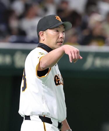 　８回裏が終わり、選手交代を告げる阿部監督