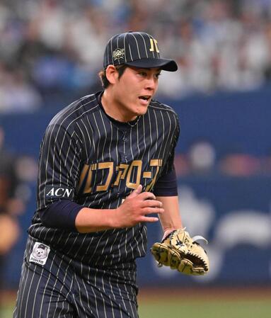　７回、万波の打球で一塁ベースカバーに走る九里（撮影・西田忠信）