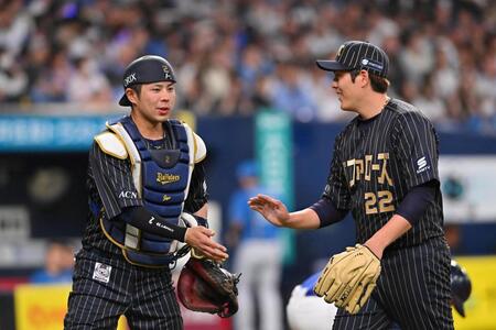 　３回を投げ終え、若月（左）とベンチに戻る九里（撮影・西田忠信）