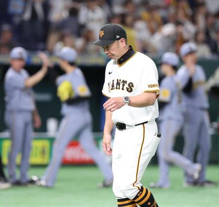 　阪神に敗れ、引き揚げる阿部監督
