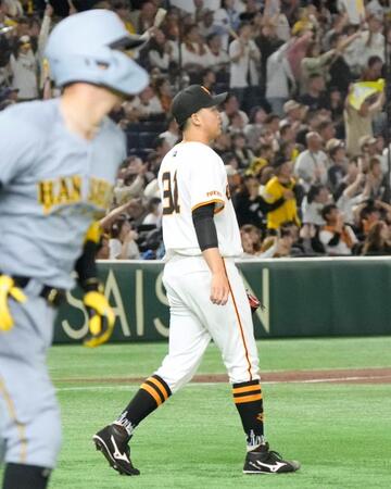　９回、佐藤輝（手前）に３ランを浴びた堀田