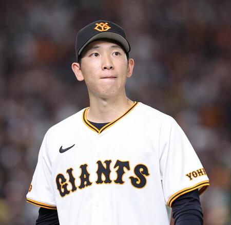 　６回表の投球を終え、厳しい表情でベンチに戻る戸郷
