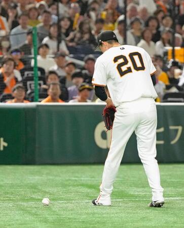 　６回、小幡の打球を見つめる戸郷。投前内野安打となる