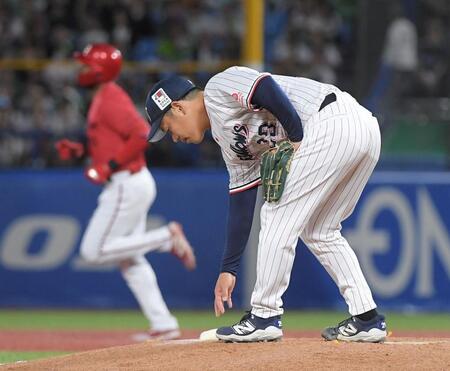 　３回、小川はファビアン（左）に先制ソロを打たれる（撮影・佐藤厚）