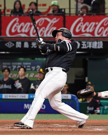 　６回ソフトバンク１死一塁、山川が左越えに先制２ランを放つ＝ベルーナドーム