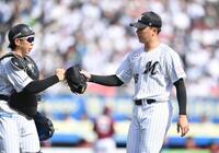 　１回、浅村を中飛に打ち取り、寺地（左）とタッチを交わす田中晴（撮影・開出牧）