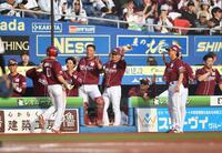 　６回、遊撃手・小川のフィルダースチョイスで三塁から勝ち越しのホームに滑り込みナインとタッチを交わす小深田（左手前）＝撮影・開出牧