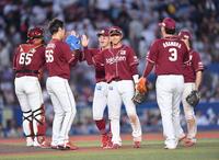 　ロッテに競り勝ちタッチを交わす宗山（中央）ら楽天ナイン（撮影・開出牧）