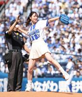 　始球式を務めた河田梨帆さん（撮影・佐々木彰尚）