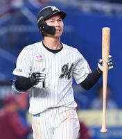 　９回、空振り三振に倒れ悔しさをにじませる藤原（撮影・開出牧）