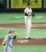　４回、森下（手前）に同点ソロを浴びる戸郷（撮影・金田祐二）