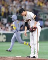 　４回、森下（左）に同点ソロを浴びた戸郷