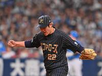 　４回、万波を三ゴロに仕留めベンチに戻る九里（撮影・西田忠信）