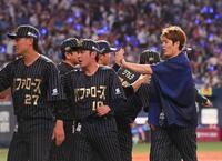　勝利し、ナインとタッチする九里亜蓮（右）＝撮影・西田忠信