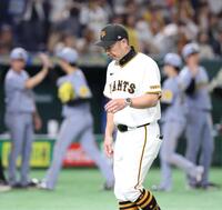 　阪神に敗れ、引き揚げる阿部監督