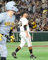 　９回、佐藤輝（手前）に３ランを浴びた堀田