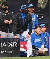 　２回、ベンチの最前列で有薗の打席を見る新庄監督（撮影・西田忠信）