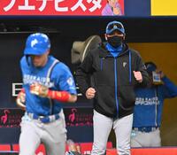 　８回、一走の有薗に代走・五十幡（左）を送る新庄監督（撮影・西田忠信）