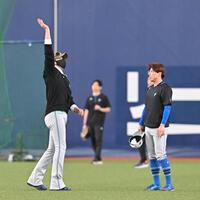 　五十幡（右）と言葉を交わす新庄監督（撮影・西田忠信）