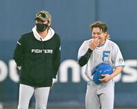 　田宮（右）に笑顔で話しかける新庄監督（撮影・西田忠信）