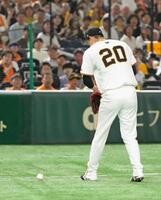 　６回、小幡の打球を見つめる戸郷。投前内野安打となる