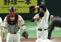 　６回、勝ち越しを許し厳しい表情の戸郷（右）、大城卓のバッテリー（撮影・金田祐二）